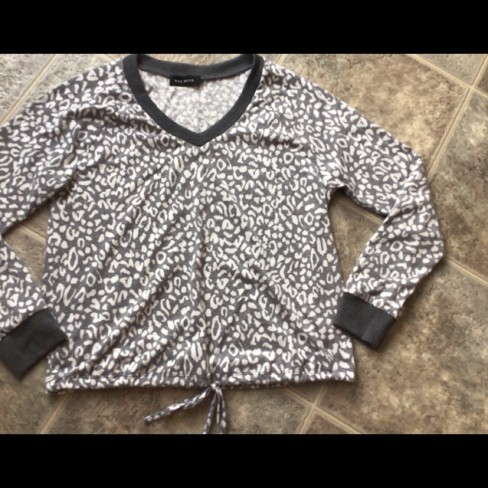 SOLD!    VGUC cotton lounge top with bottom drawstring